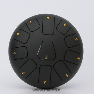 steel tongue drum noir 20-25 cm avec notes chiffrées sur fond blanc