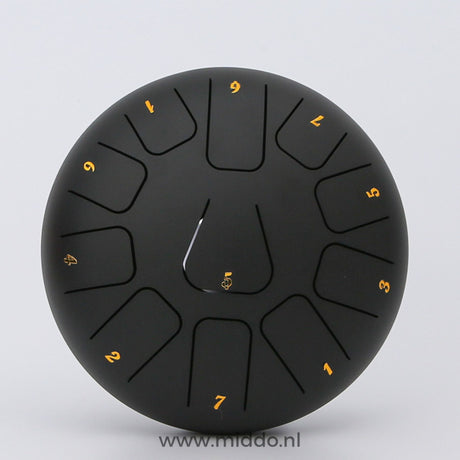 steel tongue drum noir 20-25 cm avec notes chiffrées sur fond blanc