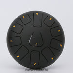 steel tongue drum noir 20-25 cm avec notes chiffrées sur fond blanc