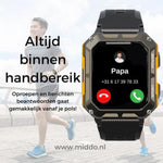 Man beantwoordt oproep met onverwoestbare smartwatch tijdens het hardlopen.