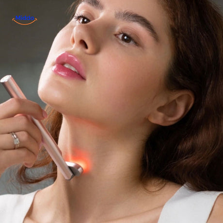 stylo ems fairyglow utilisé pour un soin du visage à domicile, traitement anti-âge