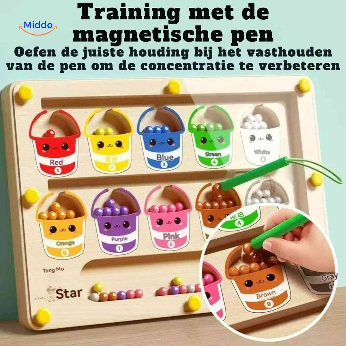 enfant guidant les billes avec le stylo magnétique dans le labyrinthe éducatif en bois