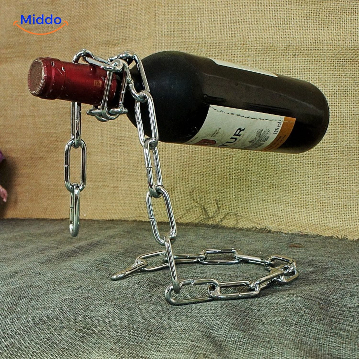 support bouteille de vin avec chaîne argentée, style minimaliste et moderne