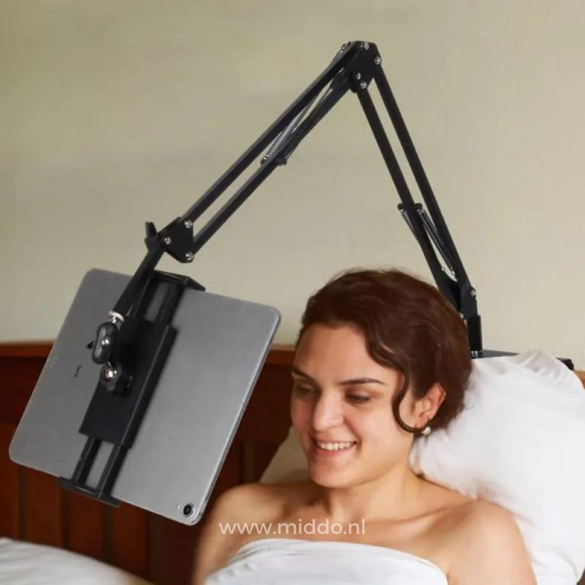 support bras flexible flexarm utilisé au lit pour regarder une tablette confortablement en position allongée