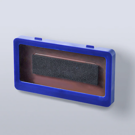 support téléphone douche étanche coloris bleu fixé au mur de la salle de bain
