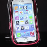 support téléphone moto avec smartphone inséré, présentation sur fond noir