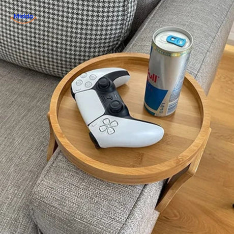 tablette accoudoir canapé avec télécommande et boisson posées sur le plateau en bambou