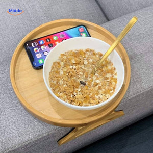 tablette accoudoir canapé avec bol de petit-déjeuner et smartphone sur surface en bambou