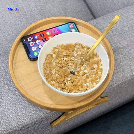 tablette accoudoir canapé avec bol de petit-déjeuner et smartphone sur surface en bambou