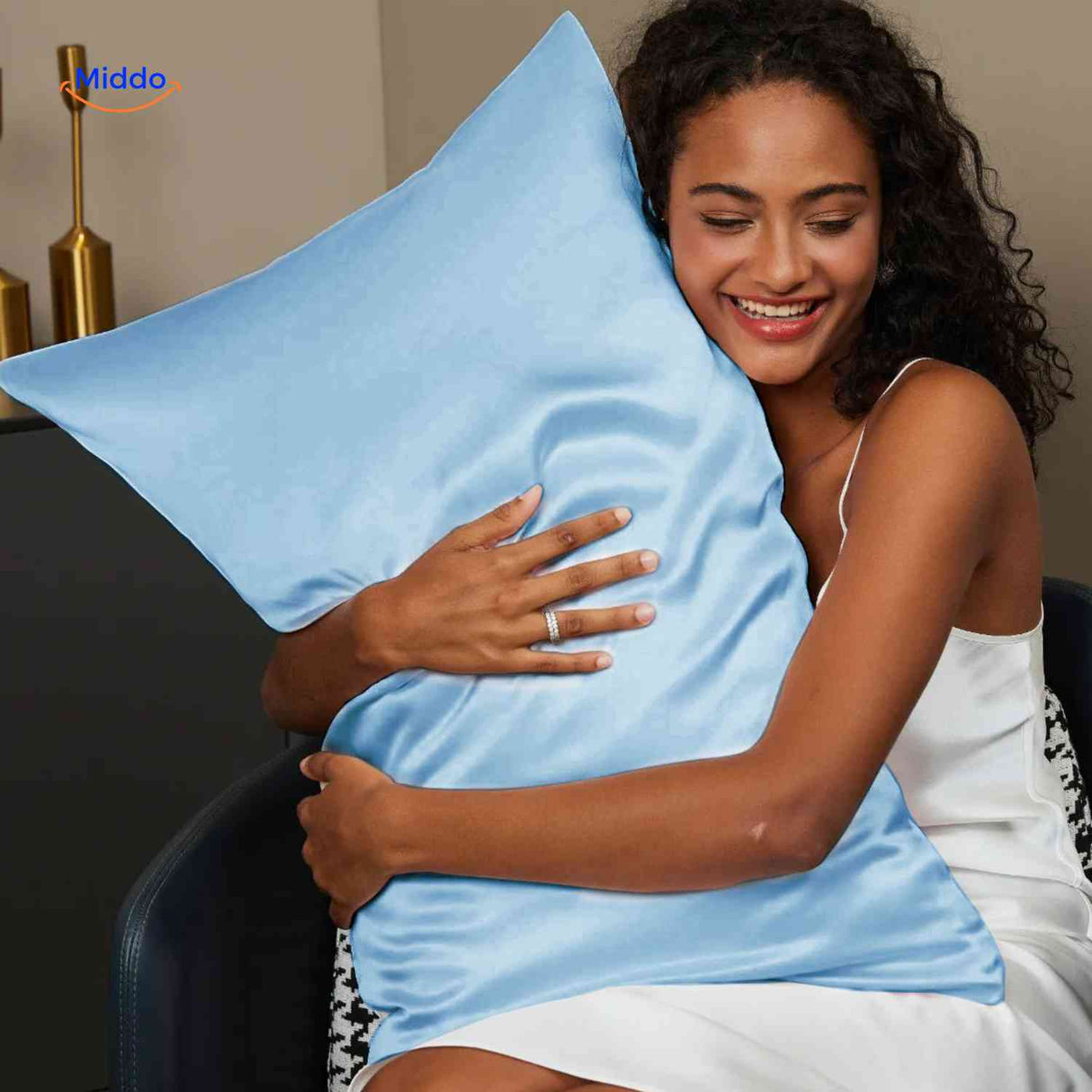 taie d'oreiller satin bleu sur oreiller, confort et douceur pour bien dormir