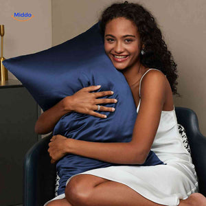 taie d'oreiller satin bleu marine sur oreiller, nuit confortable et douce