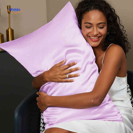 taie d'oreiller satin lilas posée sur oreiller, confort délicat pour la nuit