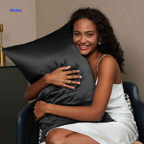 taie d'oreiller satin noir sur oreiller, style élégant et confort optimal