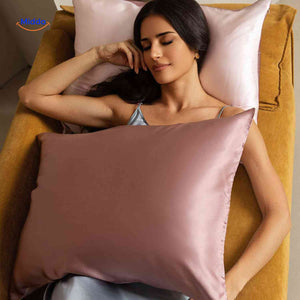 taie d'oreiller satin rose sur oreiller, douceur et confort pour bien dormir