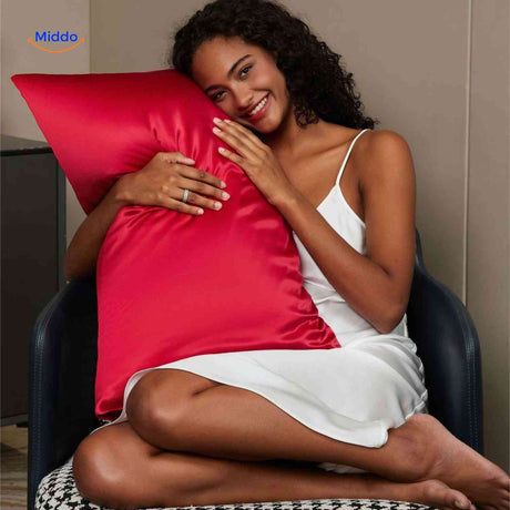 taie d'oreiller satin rouge sur oreiller, confort luxueux et élégance