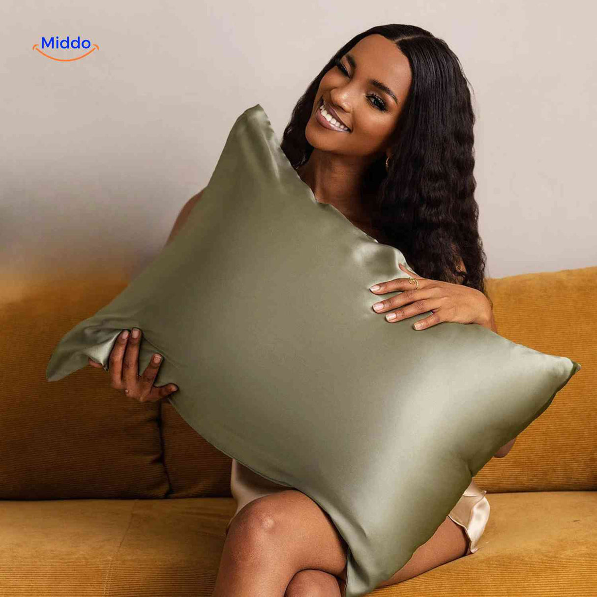 taie d'oreiller satin vert olive posée sur oreiller, douceur et style naturel