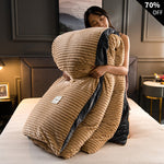 femme blottie dans une housse de couette velours polaire beige douce et chaude sur son lit