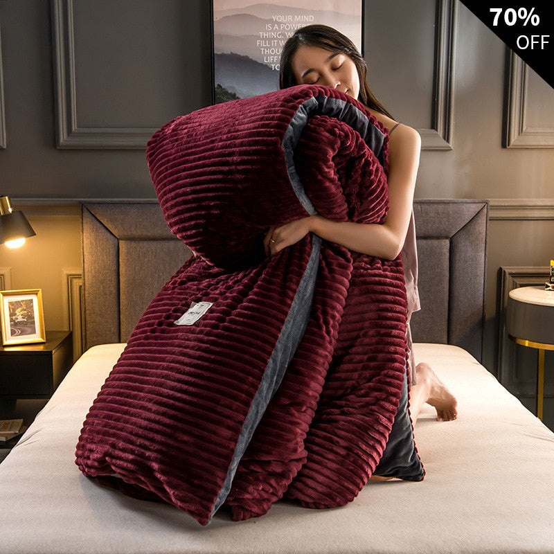 femme blottie dans une housse de couette velours polaire bordeaux sur son lit douillet