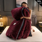 femme blottie dans une housse de couette velours polaire bordeaux sur son lit douillet