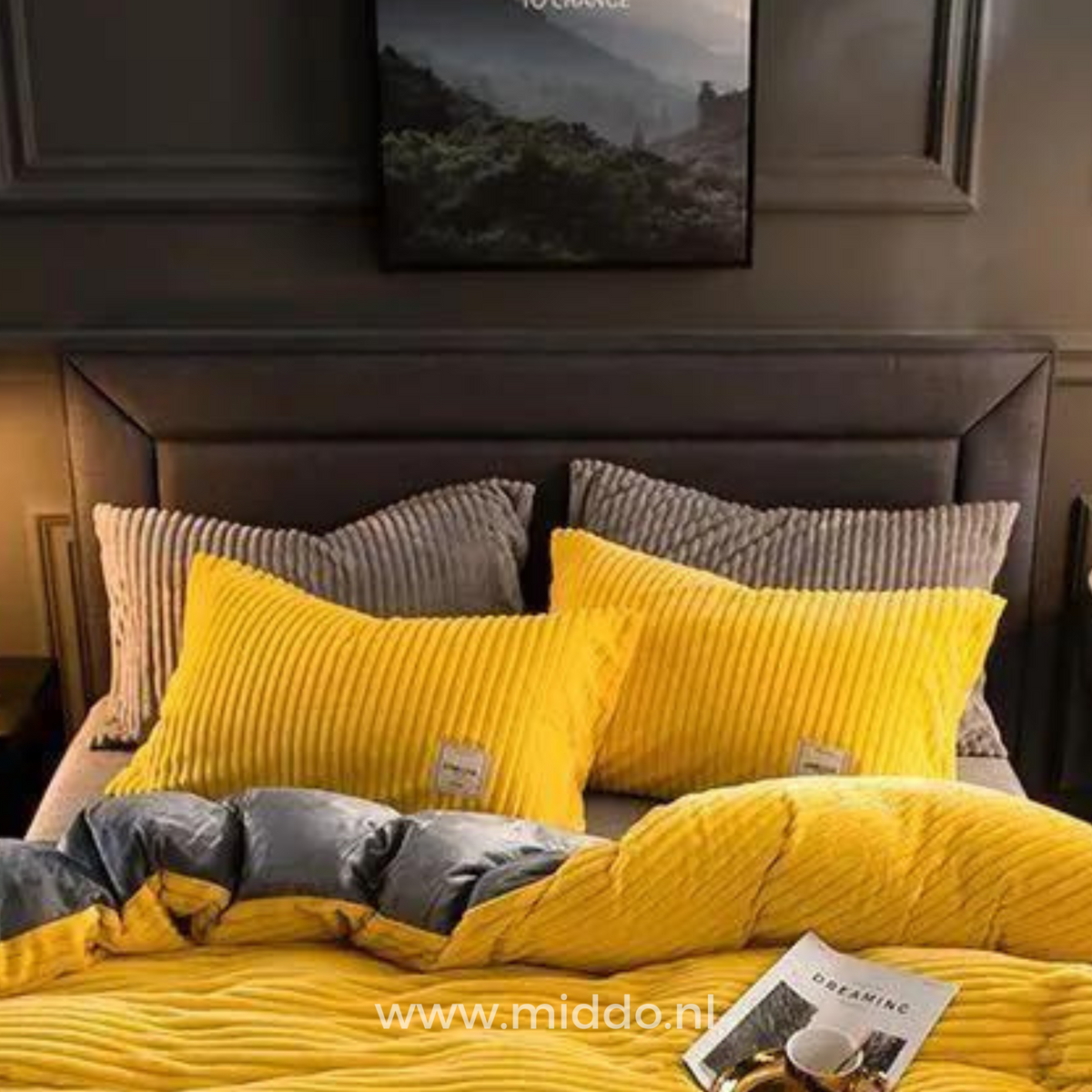 taies d'oreiller en velours polaire jaune et gris avec housse de couette assortie sur lit