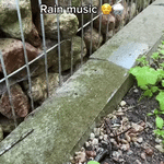 expérience musicale avec tambour à langues acier joué sous la pluie en extérieur