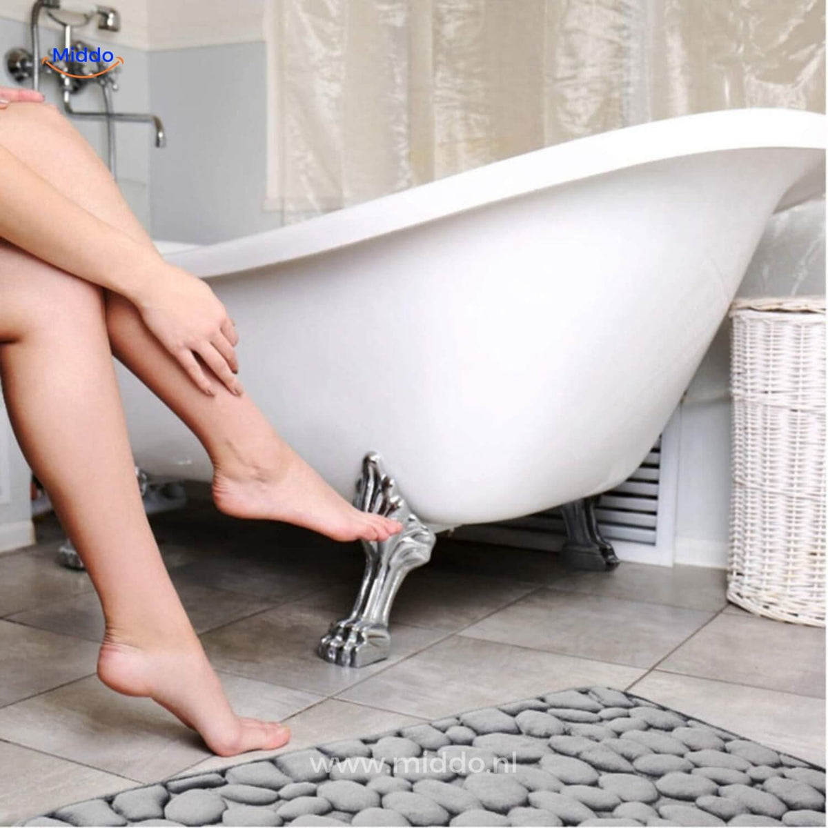 tapis de bain antidérapant absorbant posé devant une douche en situation réelle dans une salle de bain