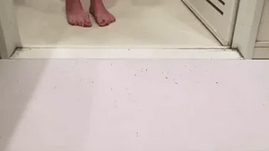 tapis de bain changeant de couleur avec effet sang halloween, blanc quand sec et sanglant quand mouille