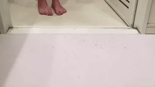 tapis de bain changeant de couleur avec effet sang halloween, blanc quand sec et sanglant quand mouille