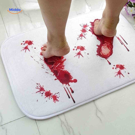 tapis de bain avec traces de pas sanglantes halloween, effet réaliste qui surprend à la sortie de la douche