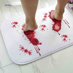 tapis de bain avec traces de pas sanglantes halloween, effet réaliste qui surprend à la sortie de la douche