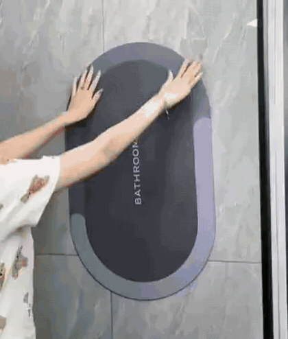 tapis de bain enroulé pour démontrer son séchage rapide et sa compacité