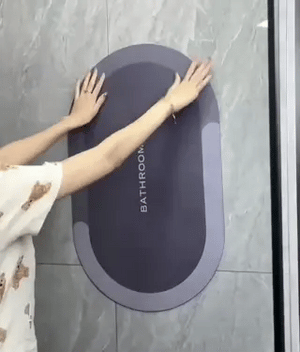 tapis de bain enroulé pour démontrer son séchage rapide et sa compacité