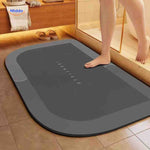 tapis de bain rectangulaire gris foncé retourné, semelle antidérapante visible