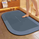 tapis de bain rectangulaire gris foncé, vue du dessous montrant la semelle antidérapante