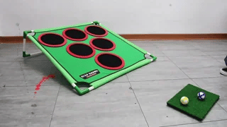entraînement swing golf en intérieur avec le panneau cible du tapis de jeu