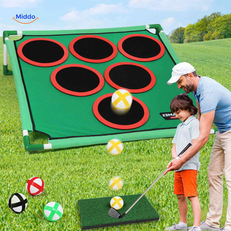 parent et enfant s'entraînent au golf ensemble en plein air sur le tapis de jeu