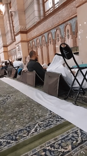 tapis de prière PrayMate Fold utilisé en groupe dans une mosquée, confort en extérieur