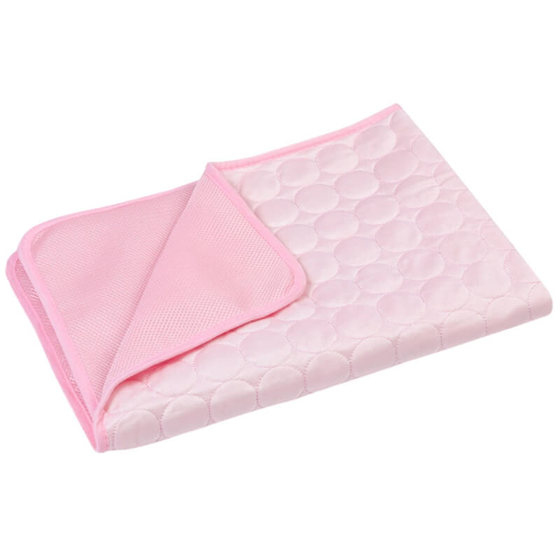vue produit du tapis rafraîchissant absorbant la chaleur pour animaux coloris rose