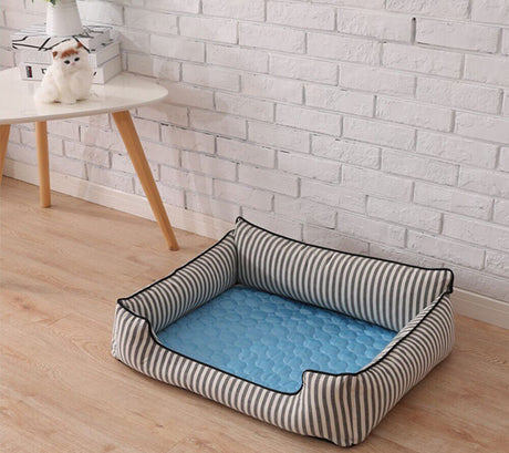 tapis rafraîchissant bleu épais placé à l'intérieur d'un panier pour chien posé au sol