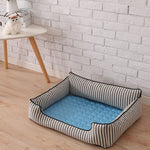 tapis rafraîchissant bleu épais placé à l'intérieur d'un panier pour chien posé au sol