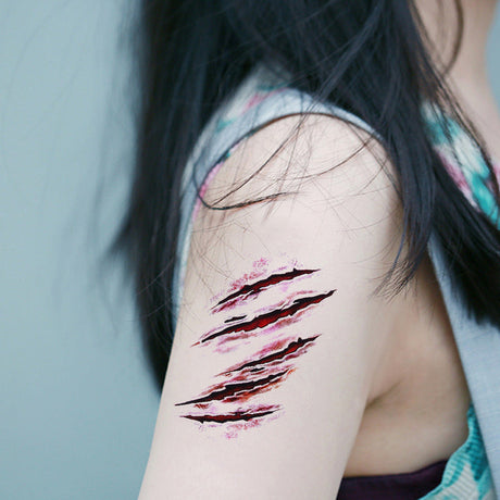 tatouage horreur griffures effrayantes réalistes sur le bras d'une femme