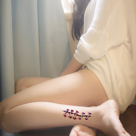 tatouage halloween points de suture réalistes sur la jambe d'une femme