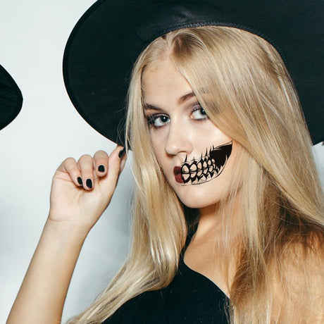 tatouage halloween sorcière avec sourire réaliste appliqué sur la joue