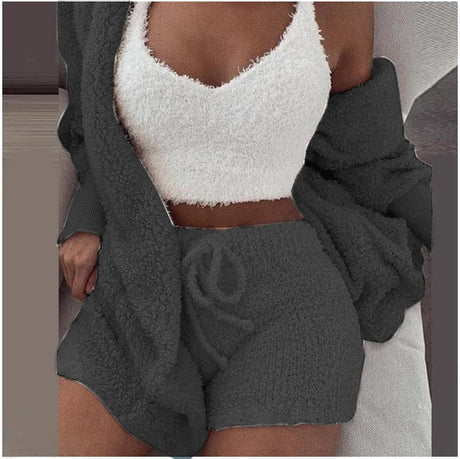 femme assise sur un canapé en ensemble confort 3 pièces gris chiné, style cosy