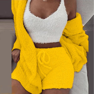 femme en ensemble confort 3 pièces jaune avec short, top et veste sur fond gris