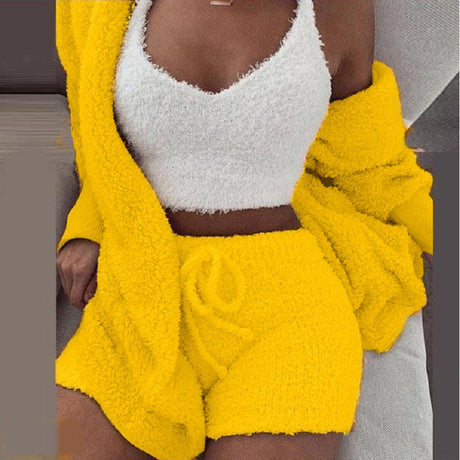 femme en ensemble confort 3 pièces jaune avec short, top et veste sur fond gris
