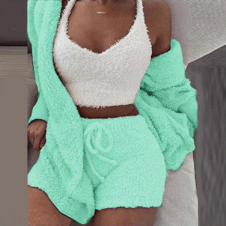 femme assise sur un canapé portant l'ensemble confort 3 pièces coloris menthe