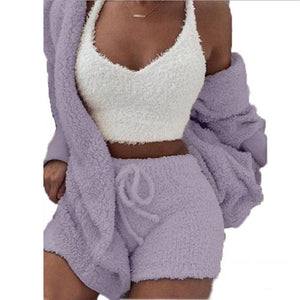 femme portant l'ensemble confort 3 pièces violet sur fond blanc, look détendu