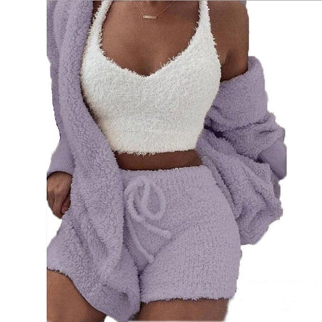femme portant l'ensemble confort 3 pièces violet sur fond blanc, look détendu