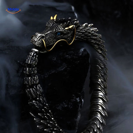 close-up de la tête de dragon du bracelet, détails de sculpture précis et expressifs